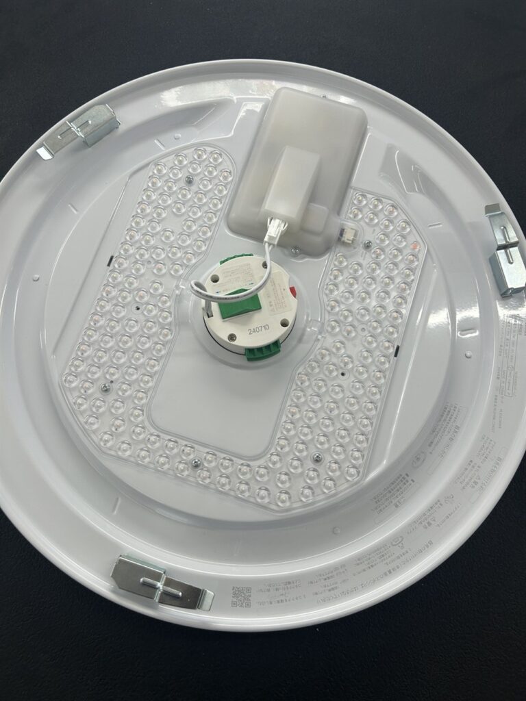 東芝 NLEH08003E-LCのカバーを外した内部のLEDとレンズ